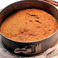 (FOTO: Finntastic) Das untere Kuchenstück platziert ihr wieder in der Springform.