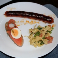 (FOTO: Finntatic) Bürgerbräubratwurst, Lachschnittchen und leckerer Nudelsalat