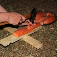 (FOTO: Finntastic) Das provisorische Holzkreuz ist die ideale Konstruktion für das Zubereiten von Flammlachs.