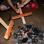 (FOTO: Finntastic) Nachdem die Flammlachs-Installationen am Feuer fixiert sind, gart der Lachs eine ganze Weile am Feuer. Juhani verrät mir, dass er fertig ist, wenn er goldbraun und knusprig ist.