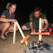 (FOTO: Finntastic) Juhani und Katharina haben den Dreh raus beim Aufstellen der improvisierten Flammlachsinstallationen.