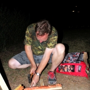 (FOTO: Finntastic) Juhani zeigt mir, wie man den Flammlachs am Holz befestigt.