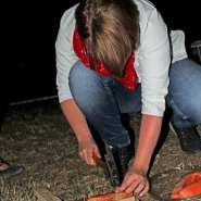 (FOTO: Finntastic) Ich folge Juhanis Anweisungen und pinne den rohen Lachs mit dem Hammer und mehreren Nägeln auf ein Holzkreuz.
