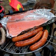 (FOTO: Finntastic) Da der Flammlachs am Feuer länger braucht, gibt es auch Lachs vom Grill sowie die pikante Bürgerbräubratwurst mit Chillinote.