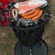 (FOTO: Finntastic) Auf dem Grill gart der finnische Lachs und die kultige Bürgerbräubratwurst