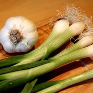 (FOTO: Finntastic) Für eine frische, würzige Note sorgen die Frühlingszwiebeln und der frische Knoblauch.