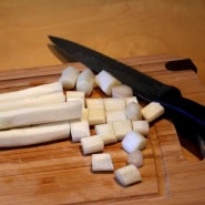 (FOTO: Finntastic) Den Spargel waschen, schälen und in kleine Stücke schneiden.