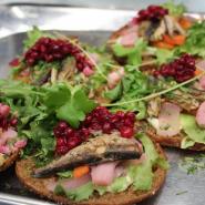 (FOTO: Finntastic) Kleine Maränen (Muikut)  mit Preiselbeeren auf Roggenbrot