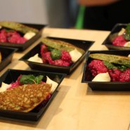 (FOTO: Finntastic) Brennnessel-Blini, Rote Bete Quinoa und Steinpilzcreme.