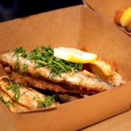 (FOTO: Finntastic) In Roggenmehl paniert und kross gebratene Maränen aus dem Saimaa See.