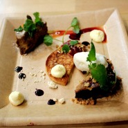 (FOTO: Finntastic) Dreierlei nach Savo Art: Käsekuchen mit Lakritz, Dinkelpfannkuchen und Blaubeerkuchen.