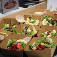 (FOTO: Finntas tic) Kleine Maränen auf Roggenbrot und Salatgarnitur - eine Spezialität aus der Region Savo.