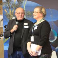 (FOTO: Finntastic)  Joachim Diesner und Päivi Karhunen begrüßen die geladenen Gäste zum kulinarischen Finnlandevent am  finnischen Pavillion.