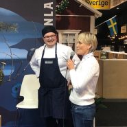 (FOTO: Finntastic) Teemu Kaijanen präsentiert zusammen mit Arja Eisenblätter den geladenen Gästen das Menu des kulinarischen Finnlandabends.