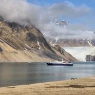(FOTO: Heiner Kubny) Das Expeditionsschiff "Plancius" wirkt in der gigantischen Kulisse wie ein Spielzeugschiff.