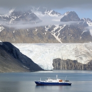 (FOTO: Heiner Kubny) Auf Expedition mit der "Plancius" haben die Polarreisenden einen gigantischen Blick auf das Panorama Spitzbergens.
