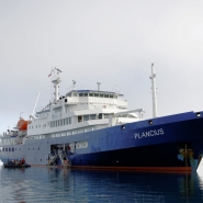 (FOTO: Heiner Kubny) Mit dem Expeditionsschiff "Plancius" geht es hinaus ins ewige Eis.