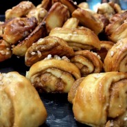 (Finntastic) Bei hausgemachten Korvapuustis, weiteren finnischen Snacks und einem Gläschen Salmiakki wurde über Literatur aus Finnland, Neuerscheinungen und  Lieblingsbücher geplaudert.