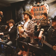 (FOTO: Henri Putto) Die Dark Ride Brothers bringen auf jedem Gig das Pub(FOTO: Ninja Isola) Die Dark Ride Brothers ziehen das Publikum mit einer schwungvollen Mischung aus Country, Rock und Rock'n Roll in ihren Bann.likum zum Toben.