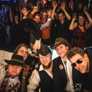 (FOTO: Henri Putto) Die Dark Ride Brothers bringen auf jedem Gig das Publikum zum Toben.
