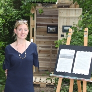 (FOTO: Finntastic) Die Künstlerin Laura vor der FIN-GER Sauna