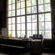 (FOTO: Finntastic) Das große Fenster an seinem Arbeitsplatz sorgte für ordentlich Tageslicht in der eher dunklen Holzvilla.