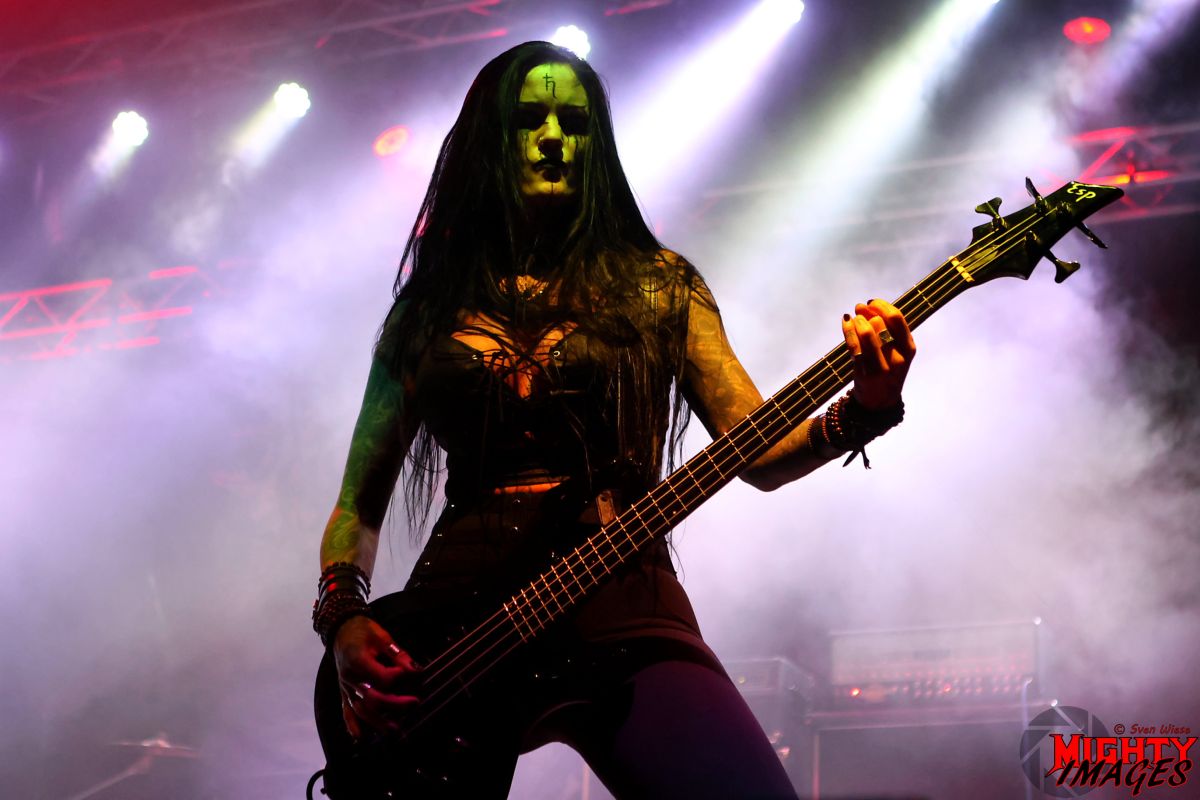 (FOTO: Mighty Images/Sven Wiese) Hanna Van den Berg aka Obscura von der Niederländischen Black Metal Band Asagraum gibt vollgas am Bass.