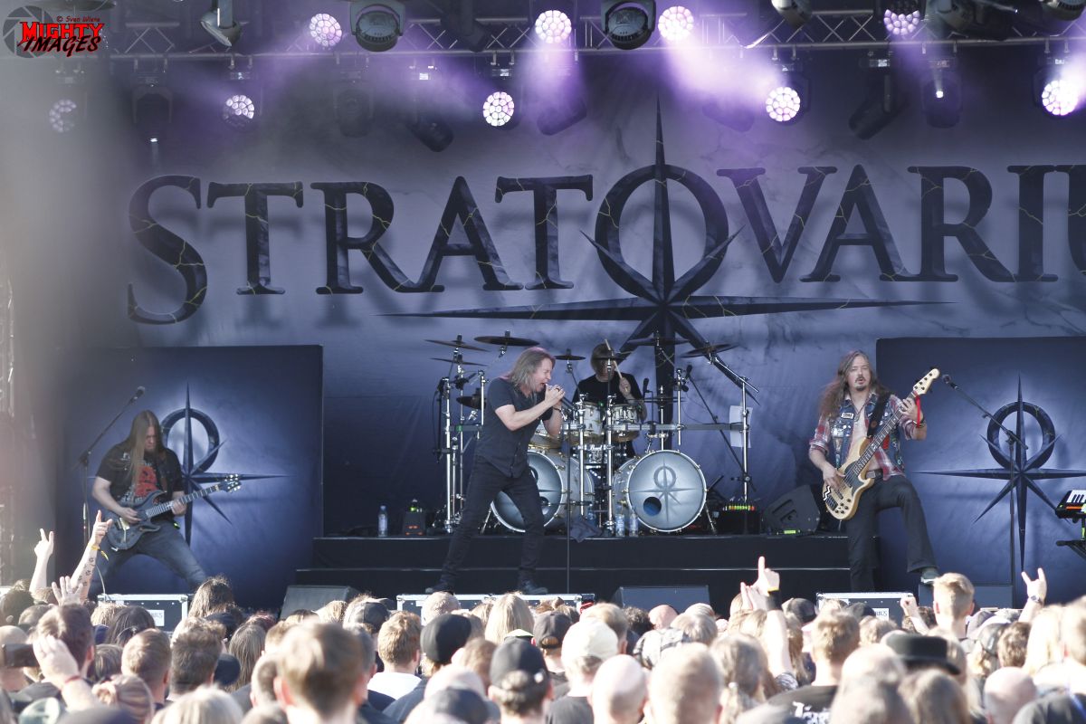 (FOTO: Mighty Images/Sven Wiese) Die finnische Symphonic-Metalband Stratovarius begeisterten das Publikum.