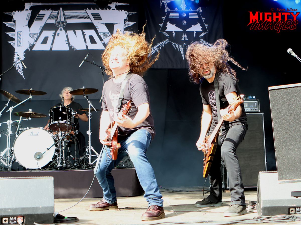 (FOTO: Mighty Images/Sven Wiese) Die kanadische Trashmetal-Band Voivod in Action: Headbangs dürfen da natürlich nicht fehlen.
