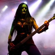 (FOTO: Mighty Images/Sven Wiese) Hanna Van den Berg aka Obscura von der Niederländischen Black Metal Band Asagraum gibt vollgas am Bass.