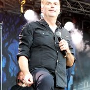 (FOTO: Mighty Images/Sven Wiese) Hansi Kürsch von Blind Guardian begrüßt das Publikum.