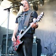 (FOTO: Mighty Images/Sven Wiese) Tom  Angelripper von der deutschen Trashmetal-Band Sodom heizt dem Publikum ein.