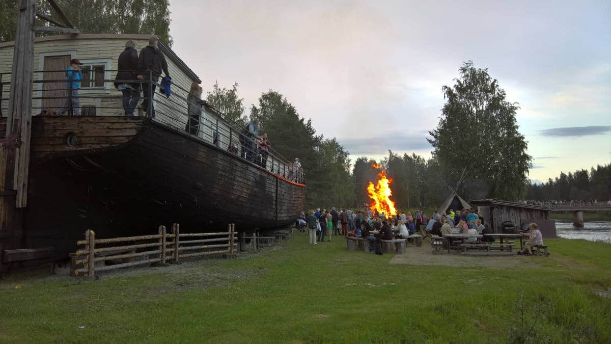 (FOTO: Hike and See) Tradition ist der Besuch des jährlichen Juhannusfestes in Möhkö, in der Nähe von Ilomantsi.