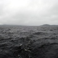 (FOTO: Mikael Diehl) Die Bootstour zum Ukkokivo war abenteuerreich, denn der Inari-See zeigte sich von seiner wilden Seite.