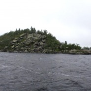 (FOTO: Mikael Diehl) Der Ukkokivi befindet sich auf einer Insel mitten im Inarisee und gilt in der samischen Kultur als heilig.
