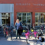 (FOTO: Finntastic) Feli mit unseren Leihfahrrädern vor dem Järvenpää Art Museum
