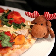 (FOTO: Finntastic) Yum, yum, schmeckt das gut! Janne-Oskari kann  gar nicht genug von der knusprigen Pizza bekommen.