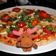 (FOTO: Finntastic) Einfach lecker: Die bunte Herbstpizza mit Pilzen der Saison  ist ein echter Hingucker!
