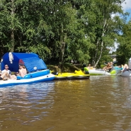 (FOTO: Carolin Hillner) Beim Bierflößen auf dem Vanta- bzw. Keravajoki geht es ganz entspannt zu.
