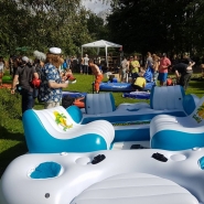(FOTO: Carolin Hillner) Vom selbstgebauten Floß bis zum riesigen, aufblasbaren Partyboot ist alles dabei.
