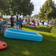 (FOTO: Carolin Hillner) Bereits früh morgens herrscht beim Aufbau der schwimmenden Untersätze eine ausgelassene Stimmung.