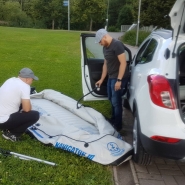 (FOTO: Carolin Hillner) Auch das Filmteam der Löwe TV Film- und Fernsehproduktion stürzt sich mit einem geliehenen Ruderboot ins Kaljakellunta-Getümmel.