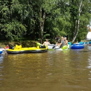 (FOTO: Carolin Hillner) Hier schippert das Einhorn mit seinen Besitzern aus München noch entspannt über den Fluss.
