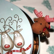 (FOTO: Finntastic) Janne-Oskari kann bei dem Duft frischer Pfefferkuchen nicht widerstehen und muss gleich noch einen Keks probieren.