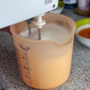 (FOTO: Finntastic) In einer separaten Rührschüssel schlagt ihr nun das Eiweiß richtig schön schaumig.