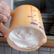 (FOTO: Finntastic) Der Eischnee hat die optimale Konsistenz, wenn er richtig schön steif geschlagen ist und nichts mehr tropft.