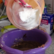 (FOTO: Finntastic) Wenn der Eischnee fertig ist, wird er einfach unter die cremige Schokoladenmasse gehoben.