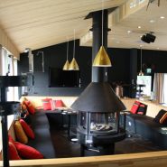 (FOTO: Mikael Diehl) Und im Winter kann man bei einem leckeren Cocktail über Leinwände das Polarlicht hautnah verfolgen.