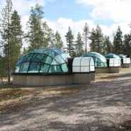 (FOTO: Mikael Diehl) im Kakslauttanen Arctic Resort in Saariselkä, nur rund sechs Kilometer vom Urho-Kekkonen Nationalpark entfernt, kann man in Glas-Iglus unter dem Nordlicht übernachten.
