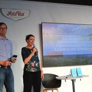 (FOTO: Finntastic) Anne und Olof beigeistern das Publikum mit ihrem Lagom-Konzept für mehr Glück und Zufriedenheit im Alltag.